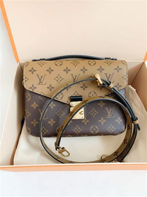 monogram canvas pochette metis